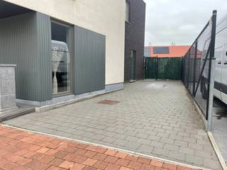 Deze recent gebouwde woning is uitstekend gelegen en werd steeds met zorg onderhouden.Naast de woning is er plaats voor twee wagens, wat bijzonder...