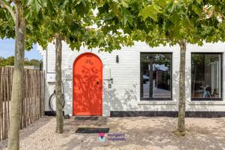 Ontdek deze gezellige, vrijstaande woning in Nazareth-De Pinte, waar rust, ruimte en een uitstekende bereikbaarheid harmonieus samenkomen. De woning ligt bijzonder rustig en toch op korte afstand van het centrum. Ze werd steeds piekfijn onderhouden, en beschikt over zonnepanelen en een laadpaal.<br />Via de inkomhal komt u in de lichtrijke leefruimte, ingericht met een gezellige televisiehoek en een aansluitende eetplaats. De mooie keuken bevindt zich naast deze ruimte. Daarnaast bevindt zich een ruime technische berging met plaats voor een wasmachine, droogkast en extra opslag. Van hieruit bereikt u het grote zonneterras en de tuin. Ook vanuit de woonkamer stapt u rechtstreeks op het charmante ochtendterras, ideaal voor een koffie in de ochtendzon. Op het gelijkvloers vindt u eveneens een badkamer met comfortabele inloopdouche en toilet.<br />Boven bevinden zich een kleinere slaapkamer, een tweede toilet en een uitzonderlijk ruime hoofdslaapkamer met aansluitende dressing. Dankzij de royale oppervlakte kan deze kamer eenvoudig worden opgedeeld, waardoor een derde slaapkamer mogelijk is.<br />Rondom de woning liggen verschillende zonnige terrassen, waaronder een ruim terras voor gezellige barbecues. De sfeervolle tuin, het tuinhuis en de afzonderlijke opslagruimte bieden extra comfort. Met twee ruime opritten en nog twee parkeerplaatsen vooraan is ook aan parkeerruimte geen gebrek. Een warme thuis op een toplocatie!