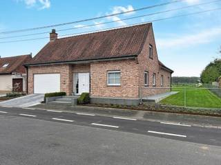 <p>Instapklare alleenstaande woning met open zicht bestaande uit een inkomhal met afzonderlijk toilet en vestiaire, zeer ruime leefruimte met eet-en zithoek, uitgeruste keuken met eetplaats, dubbele garage + was/bergplaats en een grote onderhoudsvriendelijke tuin met aangelegd terras en open zicht. Op het verdiep is een nachthal met afzonderlijk toilet, 3 ruime slaapkamers, dressing, ingerichte badkamer (douche, ligbad en lavabomeubel en een trapluik naar de geïsoleerde bergzolder.</p>
<p>Extra troeven:</p>
<ul>
<li>Conforme keuring elektriciteit</li>
<li>Bewoonbare oppervlakte van 289m²</li>
<li>Regenwaterput van 10.000L</li>
<li>Omgeven door groen</li>
<li>Vlotte verbinding naar allerlei faciliteiten</li>
<li>Private oprit en parkeergelegenheid voor de woning</li>
<li>Instapklaar</li>
</ul>
<p></p>
<p>Deze woning is te koop ZONDER makelaar via het concept van Smart Houses! Wenst u verdere inlichtingen of bezoek? Contacteer rechtstreeks de eigenaar via 0470/67.09.93</p>