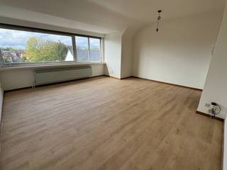 <p>Centraal gelegen appartement op de 3<sup>e</sup> verdieping met een inkomhal, een woonkamer, een recent vernieuwde keuken, een badkamer en 2 slaapkamers.</p>
<p>Er kan gebruik gemaakt worden van de gemeenschappelijke fietsenberging.</p>
<p>Centrale verwarming op aardgas, dubbele beglazing en een lift zijn aanwezig.</p>
<p>Nabijheid van winkels, scholen en openbaar vervoer. Goede bereikbaarheid via N16 en E17.</p>
<p>EPC 369. Beschikbaar vanaf 1 juni 2026. Huurprijs € 690 + € 40 gemeenschappelijke kosten.</p>