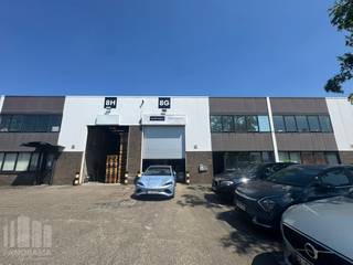 Discover this ideally located SME unit, comprising 325 m² of warehouse space and 95 m² of fully fitted office space. Situated within the high-quality Brixton Business Park in the SME zone of Zaventem, the property enjoys a strategic location just 3 minutes from Leuvensesteenweg (N2) and the E40 exit 21 Sterrebeek.<br /><br />The warehouse is efficiently designed and features a sectional door, a skylight with smoke vent, and a durable polished concrete floor, making it perfectly suited for storage, logistics or light industrial activities.<br /><br />The adjoining office space is fully move-in ready and includes a kitchenette, heating, lighting, and a pleasant working environment.<br /><br />Thanks to its central location and excellent connections to the E40, the Brussels Ring Road (R0) and Brussels Airport, this business unit offers the ideal base for companies seeking both accessibility and functionality.<br />Available immediately!<br /><br />Contact PANORAMA B2B for more information or to arrange a non-binding viewing on +32 477 30 40 05.