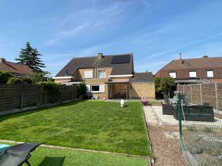 Halfopen bebouwing in een rustige buurt van Harelbeke met ruime oprit, voortuin en zonnige achtertuin. Binnenin beschikt de woning over een...