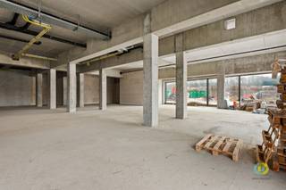 <p><span>Ben jij klaar om jouw zaak te vestigen op een toplocatie? Dit handelspand aan het T'Brughuis, in het kloppende hart van de 4 Fonteinen site, biedt alles wat je nodig hebt om te groeien. Met duizenden nieuwe bewoners die tussen nu en 2038 hun intrek nemen, biedt de buurt volop potentieel. De site combineert woningen en commerciële functies, met recent gevestigde namen zoals Albert Heijn en basisschool Tangram. Wat bereikbaarheid betreft, zit je hier helemaal goed: 4 Fonteinen ligt vlakbij het centrum van Vilvoorde en is optimaal bereikbaar per fiets, auto, bus, trein, boot of te voet. Bovendien is er parkeergelegenheid in de ondergrondse garage en stopt het openbaar vervoer op steenworp afstand. Het handelspand heeft een ruime oppervlakte van 314,8 m² en wordt casco aangeboden, zodat je het volledig kunt indelen en inrichten naar eigen wens. Dit is de ideale kans om jouw zaak te vestigen op een dynamische en goed bereikbare locatie!</span></p><p><span>Weet dat deze ruimte kan gecombineerd worden met (een) andere ruimte(s), indien u nood heeft aan meer oppervlakte.</span></p><p><span> </span></p>