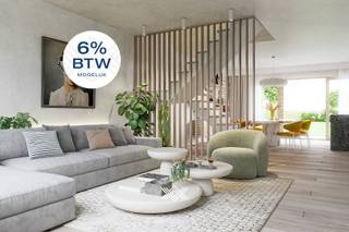 Deze comfortabele nieuwbouwwoning met een bewoonbare oppervlakte van 184 m² is gelegen op een perceel van 246 m². De indeling op het gelijkvloers is als volgt: een inkomhal met plaats voor een vestiairekast, een afzonderlijk toilet, een doorzon leefruimte voorzien van een zit- en eethoek met aansluitend de open keuken en een praktische berging. De drie volwaardige slaapkamer situeren zich op het verdiep, samen met een afzonderlijk toilet en een badkamer voorzien van een dubbele lavabo, inloopdouche en ligbad. De zolder is te bereiken via een vaste trap en kan verder afgewerkt worden om bijkomende kamers te creëren. De tuin is zuidwestelijk georiënteerd. <br /><br />Bij deze woning hoort een privatieve garagebox die is inbegrepen in de prijs. <br /><br />Residentie D'Hulhaege wordt het nieuwe referentiepunt bij het binnenrijden van Deinze vanuit de richting van Drongen. Gelegen op wandelafstand van het centrum, maar toch buiten de drukte. De ligging biedt vele troeven: een vlotte bereikbaarheid, alle voorzieningen binnen handbereik en een uitgebreid aanbod aan openbaar vervoer.<br /><br />Verlaagd BTW-tarief van 6% mogelijk op de volledige constructiewaarde, nu ook voor investeerders mits min. 15 jaar verhuur.<br /><br />Benieuwd naar het nieuwbouwproject D'Hulhaege? Een persoonlijke, vrijblijvende afspraak kan via guillian@landbergh.be of 09 278 78 79.