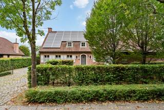 Dans une rue calme et sans issue, à proximité du château du prince De Merode et à distance de marche du centre animé de Westerlo, nous trouvons cette maison familiale prête à emménager. Une combinaison unique de tranquillité et d'emplacement central.<br /><br />En entrant, vous êtes accueilli dans un hall d'entrée spacieux avec toilettes pour les invités. De là, vous accédez au salon lumineux avec cuisine ouverte - un espace de vie chaleureux où convivialité et confort sont au centre. À côté se trouve l'entrée arrière avec un espace pratique, un accès à la cave, à la chaufferie et au garage intégré. Pour ceux qui veulent travailler ou étudier à la maison, un bureau séparé est également disponible.<br /><br />Au premier étage, quatre chambres et une salle de bains récemment rénovée vous attendent, équipée d'une douche, d'une baignoire, de doubles lavabos et de toilettes. La chambre principale dispose également d'un espace supplémentaire qui peut être aménagé en dressing.<br /><br />À l'extérieur, vous pourrez profiter d'un jardin facile d'entretien avec un espace de rangement supplémentaire - idéal pour les vélos, le matériel de jardinage ou les loisirs.<br /><br />Avec un score EPC favorable (A), un emplacement calme et la proximité du centre, cette maison est parfaite pour ceux qui recherchent une maison familiale confortable au cœur de Westerlo.