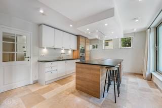 <span><strong>Domiciliëring niet mogelijk</strong>! Verscholen op een prachtig privédomein bevindt zich deze charmante, atypische woning. Een unieke kans voor wie op zoek is naar rust, comfort en een uitstekende ligging aan de Tiensesteenweg, vlakbij 2 bushalten en met een snelle aansluiting op de E40 en de E314. Het pand combineert karakter met hedendaags comfort. Het beschikt op het gelijkvloers over een lichtrijke leefruimte, een volledig ingerichte open maatkeuken met alle inbouwtoestellen en een kantoor. Op de eerste verdieping zijn er 2 slaapkamers, 2 dressings en een stijlvolle badkamer met toilet, douche en bad. In de kelder is er een vestiaire met toilet, een waszone, een berging en de technische ruimte. Dankzij de vele ingemaakte maatkasten geniet je bovendien van bijzonder veel praktische opbergruimte. Ook op technisch vlak beschikt de woning over aparte tellers voor water, gas en elektriciteit, een energiezuinige installatie met 16 zonnepanelen en een thuisbatterij van 10 kWh, airconditioning in één van de slaapkamers en een alarmsysteem met bewegingsdetectie en branddetectie. Buiten geniet je van een aangename, zuid-westgericht georiënteerde tuin met barbecue, ideaal om in alle rust van de zon te genieten. Via de privatieve toegangspoort met afstandsbediening, bereik je de woning waar twee privatieve parkeerplaatsen voorzien zijn. Het pand wordt verhuurd via een overeenkomst van gemeen recht. Vanaf 1 november. info@homies.be</span>