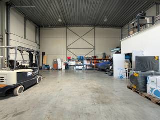KMO-unit van 235 m² in de ambachtelijke zone Hoogmolen te Kruishoutem, met vlotte aansluiting op de E17 (op- en afritten Kruishoutem en...