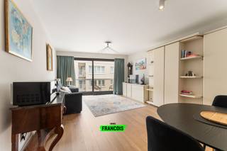 Welkom in het hart van Oostende! Deze knusse en goed onderhouden studio bevindt zich op de 8ste verdieping van een verzorgd gebouw in de...