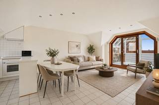 Gezellig appartement (67 m²) met overdekt terras + grote zolder nabij de Markt<br />Dit charmante appartement in Nieuwpoort-Stad gelegen op een zucht van de Markt, geniet u hier van de rust en de gezelligheid van de stad, met alle voorzieningen binnen handbereik.<br />Indeling:<br />Inkom met apart toilet, leefruimte met open keuken (voorzien van toestellen), praktische berging, badkamer met ligbad en een ruime slaapkamer (13 m²) met toegang tot de zolder (24 m²)<br />Mogelijkheid tot bijkopen garage achteraan het gebouw!<br />KIJKDAG zaterdag 1/8 van 13u30 u tot 15u (inschrijven via residentievastgoed.be)<br />EPC: F<br /><br />(Ref. NI27166)