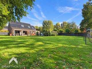 <p>Deze prachtige vrijstaande woning uit 2014 ligt op een uitzonderlijk rustige locatie, als laatste woning in een doodlopende straat in Brecht. Hier geniet je van privacy, ruimte en modern wooncomfort!</p>
<p>Via de inkomhal met vestiaire en gastentoilet bereik je de lichtrijke leefruimte met stijlvolle Italiaanse designkeuken, uitgerust met hoogwaardige toestellen en veel kastruimte. De grote raampartijen bieden een prachtig zicht op de tuin. Verder is er een aparte bureauruimte.</p>
<p>Op de eerste verdieping bevinden zich drie volwaardige slaapkamers, een badkamer met ligbad, inloopdouche en wasmeubel, een wasruimte en apart toilet.</p>
<p>De volledig omheinde, zuidgerichte tuin met verwarmd zwembad is een absolute troef! Geniet in alle privacy van de overdekte veranda en de onderhoudsvriendelijke tuin. Parkeren kan eenvoudig in de garage, carport of op de ruime oprit.</p>
<p>Dankzij de moderne technieken en de vlotte verbinding met de E19 richting Antwerpen en Breda combineert deze woning rust, luxe en bereikbaarheid!<br /><br /></p>
<p>Troeven:</p>
<ul>
<li>Vloerverwarming</li>
<li>Airco’s</li>
<li>30 Zonnepanelen</li>
<li>Uitstekende connectie met E19</li>
<li>Elektriciteit conform</li>
<li>Zeer energiezuinig</li>
</ul>
<p></p>
<p>Deze woning is te koop ZONDER makelaar via het concept van Smart Houses! Wenst u verdere inlichtingen of een bezoek? Contacteer rechtstreeks de eigenaar via +32486289120</p>