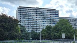 Joli appartement avec terrasse et une chambre. L'appartement se compose d'un hall d'entrée avec penderies, d'un salon, d'une cuisine équipée et d'une salle de bains, d'une chambre, d'un débarras et d'une terrasse.Pour ceux qui souhaitent vivre à proximité du plus grand centre commercial de Flandre orientale, près des axes routiers, c'est une occasion unique ! Contactez-nous pour plus d'informations !
