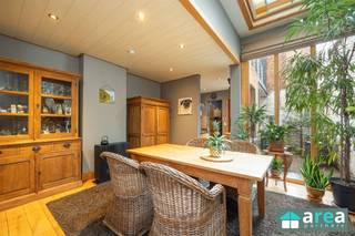 Deze charmante en karaktervolle herenwoning in Antwerpen biedt een geslaagde combinatie van authentieke architectuur en hedendaags wooncomfort...