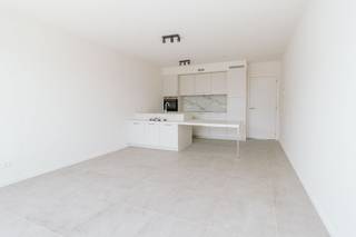 <p>Bezoek mogelijk na aanmaak huurdersprofiel via: https://onid.mijnhuurprofiel.be/property/cd519c7f-7600-4b6a-907a-037c9ba91d9e</p><p><br /></p><p>Dit moderne en splinternieuwe appartement bevindt zich in Het Midden, een groene en duurzame woonsite in het centrum van Boechout.</p><p>Het appartement is uitgerust met alle hedendaagse woontechnieken, waaronder een warmtepomp, vloerverwarming en andere energiezuinige installaties die zorgen voor een uiterst hoog wooncomfort. Bovendien is het appartement volledig voorzien van moderne verlichting.</p><p>Met twee volwaardige slaapkamers, een praktische berging en een gezellig terras biedt het alle ruimte voor comfortabel wonen. Daarnaast zijn een ondergrondse autostaanplaats en een private kelderberging inbegrepen.</p><p>Dit appartement combineert comfort, duurzaamheid en een centrale ligging, ideaal voor wie modern en zorgeloos wil wonen. De maandelijkse kosten bedragen <strong>125 euro.</strong></p>
