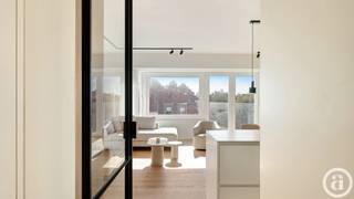 Op een van de meest gegeerde locaties van Knokke-Heist, aan de Kustlaan vlak bij het Albertplein, bevindt zich dit volledig gerenoveerde en instapklare appartement. Een stijlvolle combinatie van luxe, comfort en ruimte, met een prachtig open zicht over de villa’s van het Zoute en de omgeving van het Albertplein. Indeling: inkomhal met vestiaire en gastentoilet. Ruime en lichtrijke woon- en eetkamer met brede raampartijen en een mooi panoramisch uitzicht. Moderne open keuken, volledig uitgerust met kwalitatieve toestellen. Berging. Master bedroom met dressing en aansluitende badkamer (dubbele lavabo, bad, douche en toilet). Twee bijkomende ruime slaapkamers, eveneens voorzien van ingemaakte kasten, en een gemeenschappelijke douchekamer. De kleinschalige residentie, de nabijheid van het strand en de exclusieve boetieks van het Zoute maken dit appartement tot een bijzonder aantrekkelijk aanbod. Contacteer ons voor meer informatie of een bezoek.