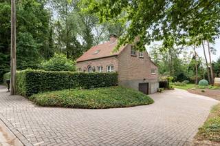 Charmante woning op een ruim perceel van 1273 m² en op een uitstekende locatie te Keerbergen. Bij binnenkomst betreedt u een lichtrijke leefruimte...