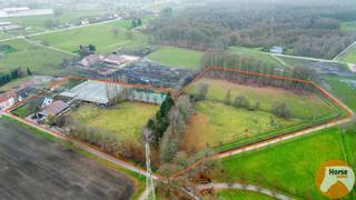 <strong>SINT-KATELIJNE-WAVER - Ruime woning met serre en loods op 2,93 hectare!</strong><br /><br />Droom je van ruimte en comfort? Deze ruime woning, gebouwd in 1972, heeft een bewoonbare oppervlakte van 226 m² en beschikt over 4 slaapkamers en 2 badkamers. Daarnaast vind je er een berging, een terras en een inpandige garage. Met de nodige renovatie kun je hier een oase van rust en comfort creëren.<br /><br />Gelegen op een uitgestrekt terrein van maar liefst 2 hectare, 93 are en 77 centiare, word je omringd door groen en stilte. De ruime loods van 284 m² (ongeveer 20 m x 14 m) en de serre bieden talloze mogelijkheden.<br /><br />Op het terrein zijn verschillende regenwaterputten en een opvangbekken voor water aanwezig, wat bijdraagt aan een duurzame levensstijl en lagere kosten. De gronden grenzen direct aan de woning en de serre, waardoor je optimaal kunt genieten van je eigen stukje natuur en privacy.<br /><br />Deze woning ligt in het pittoreske Sint-Katelijne-Waver, nabij ruiterpaden en biedt de perfecte balans tussen landelijke rust, recreatie en de nabijheid van alle voorzieningen. Winkels, scholen en recreatiemogelijkheden zijn binnen handbereik, zodat je kunt genieten van het beste van twee werelden.<br /><br />Mis deze unieke kans niet om jouw droomhuis te verwerven! Neem contact met ons op voor meer informatie of om een bezichtiging in te plannen. Jouw nieuwe thuis wacht op je!