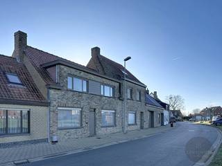 Dit charmante pand is gelegen in het schilderachtige Lapscheure te Damme. Het biedt een prachtig uitzicht over de omliggende velden en natuur,...