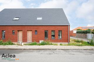 Deze volledig afgewerkte nieuwbouwwoning vinden we terug in het landelijke Sint-Margriete en combineert ruimte, licht en hedendaags comfort...