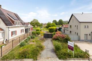 <p>Ontdek dit ruim bouwperceel van 904 m², gelegen in de Watermolenstraat 101A te Geraardsbergen. Dit perceel biedt een uitstekende opportuniteit voor wie wil bouwen in een rustige en met uitzicht op een groene omgeving.</p><p>Dankzij de grootte en ligging is het perceel perfect geschikt voor het realiseren van een vrijstaande woning, met voldoende ruimte voor tuin en privacy.</p><p>Een ideale kans voor wie op zoek is naar een mooie bouwgrond met tal van mogelijkheden!</p><p><span>Contact.</span><br />Interesse? Neem contact op met Els:<br />0496 10 65 76 of els@heritagevastgoed.be</p>