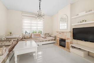 <p><strong>Charmante halfopen woning in Machelen met vlotte verbinding via de invalswegen.</strong></p>
<p>Deze woning combineert een praktische indeling met hedendaags comfort. Dankzij het asbestvrije attest en het EPC-label D is er geen renovatieverplichting, wat zorgt voor extra gemoedsrust bij aankoop. De woning beschikt over aangename leefruimtes, twee slaapkamers en een ruime zolder die extra mogelijkheden biedt. Gelegen in Machelen, met een vlotte bereikbaarheid naar belangrijke invalswegen, vormt dit huis een interessante keuze voor wie comfortabel wil wonen op een centrale locatie.</p>
<p> </p>
<p><strong><u>Belangrijkste ruimtes:</u></strong></p>
<p>• Inkomhal (7 m²) met toegang tot de leefruimtes</p>
<p>• Gezellige living (13 m²)</p>
<p>• Eetkamer (15 m²)</p>
<p>• Keuken (5 m²)</p>
<p>• Wasplaats (3 m²)</p>
<p>• Toilet</p>
<p>• Nachthal (7 m²)</p>
<p>• Slaapkamer (15 m²+12 m²+5 m²)</p>
<p>• Ruime zolder (18 m²) met extra potentieel</p>
<p> </p>
<p><strong><u>Troeven:</u></strong></p>
<p>• Volledig instapklare woning</p>
<p>• Asbestvrij</p>
<p>• Geen renovatieverplichting dankzij EPC-label D</p>
<p> </p>
<p><span>Meer informatie of een bezoek met Margaux Mulkers? Contacteer ons via +3223351115</span></p>
<p>JOUW DROOMHUIS. ZO GEVONDEN!</p>