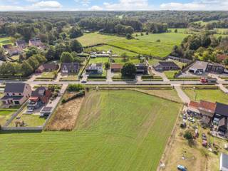 <p><strong>Bouwgrond van 713m² voor een zeer ruime open bebouwing met perceel weiland met een totale oppervlakte van 2460m², op een zeer centrale ligging tussen Herselt en Westerlo. Vlotte verbinding naar de E313 en E314 alsook omliggende gemeenten.</strong></p>
<p><strong>Ligging:<br /></strong>De Westerlosesteenweg verbindt Herselt en Westerlo met elkaar. Een vlotte verbinding naar omliggende gemeenten alsook E314 en E313 is verzekerd.</p>
<p><strong>Beschrijving:<br /></strong>Met een ideale oppervlakte van 713m² is deze bouwgrond uiterst geschikt voor het realiseren van een open bebouwing op een centrale locatie tussen Westerlo en Herselt. Met een footprint van 190 m² kan hier een zéér ruime woning worden opgetrokken. Twee bouwlagen + een dakverdieping OF een derde bouwlaag met plat dak zijn toegestaan (conform bouwvoorschriften)<br /><br />Vrijstaande bijgebouwen tot 35m² zijn toegestaan.<br /><br />Dankzij het achtergelegen stuk weiland zijn dierenliefhebbers hier aan het juiste adres.<br /><br />De grond geniet een Noord-westelijke orientatie, wat maakt dat namiddag- en avondzon op de achtergevel staan.</p>
<p>Voor meer info of het bekomen van bouwvoorschriften kan u terecht op ons kantoor, na afspraak via het nummer <strong>014 95 37 50</strong>.</p>