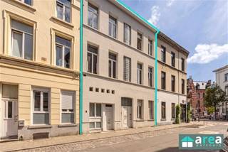 <p><span>Deze interessante investering bevindt zich in de gezellige en residentiële wijk Klein-Antwerpen. Het betreft een opbrengsthuis thans ingedeeld voor 7 zelfstandige woningen (studio’s telkens van 20m²), maar staat kadastraal gekend als huis. Er zijn conformiteitsattesten aanwezig, waardoor er zonder zorgen verhuurd kan worden. Het gebouw is in uitstekende staat (in 2023 gerenoveerd/ opgefrist) en de huurinkomsten zijn zeer stabiel. Het pand bevindt zich centraal tussen 2 parken (Stadspark en Harmoniepark), in de nabijheid van winkels en scholen. Met het openbaar vervoer ben je binnen enkele minuten in het stadscentrum, met de auto ben je zo op de Ring en de E19.</span></p><p><span> </span></p><p><span>Kortom, een leuke en zorgeloze investeringsopportuniteit met gegarandeerd rendement!</span></p><p><span> </span></p><p><span>Grootste troeven:</span></p><p><span>-Top locatie!</span></p><p><span>-Verhuurde units (huuropbrengst: €4490/mnd)</span></p><p><span>-TOPRENDEMENT van 8,1%!</span></p><p><span>-Conformiteitsattesten aanwezig!</span></p><p><span>-Zéér gunstig EPC “B”: 155kWh/(m²/jaar)</span></p><p><span>-Conforme EK’s + asbestveilige attesten</span></p><p><span>-Zelden of nooit leegstand</span></p><p><span> </span></p><p><span>Indeling:</span></p><p><span>-GLVL (studio links van 20m² + studio rechts van 20m² met dezelfde indeling): living met slaaphoek en een open keuken, aparte badkamer met douche en toilet.</span></p><p><span>-V1 (studio links van 20m² + studio rechts van 20m² met dezelfde indeling): living met slaaphoek en een open keuken, aparte badkamer met douche en toilet.</span></p><p><span>-V2 (studio links van 20m² + studio rechts van 20m² met dezelfde indeling): living met slaaphoek en een open keuken, aparte badkamer met douche en toilet.</span></p><p><span>-V3 (studio rechts van 20m² met dezelfde indeling): living met slaaphoek en een open keuken, aparte badkamer met douche en toilet.</span></p><p><span> </span></p><p><span>Voor meer informatie kan u terecht bij Area Partners. INFO@area.be of 03/284.60.60</span></p>