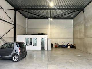 Op zoek naar een functionele en strategisch gelegen bedrijfsruimte? Deze polyvalente KMO-unit van 200 m² in het hart van Machelen biedt alles wat uw onderneming nodig heeft.
Troeven:
-200 m² opslag- of werkruimte met betonnen vloer
-Sectionale poort voor vlotte toegang
-Hoogte: ideaal voor stockage of lichte productie
-Privatieve parkeerplaatsen inbegrepen
-Sanitair en voorzieningen aanwezig
-Ligging: vlakbij de Brusselse Ring, E19 en luchthaven Zaventem
Deze unit is perfect geschikt voor opslag, ambachtelijke activiteiten, lichte productie of een combinatie hiervan.
Interesse? Neem vrijblijvend contact op voor een bezoek of meer info! 02.462.32.00