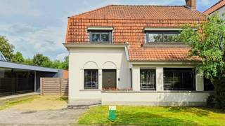 Knap gerenoveerde interbellum burgerwoning met behoud van authentieke elementen en heel wat troeven:<br />- Energie-efficiënt (EPC B)<br />- Asbestveilig<br />- Praktische indeling<br />- Oprit en dubbele garage<br />- Ligging<br />- 4 slaapkamers en 2 badkamers en 3 aparte toiletten<br /><br />Deze woning uit de jaren '40 werd in 2020 volledig gerenoveerd en uitgebreid met een mooie modern volume. Je komt er binnen in een grote hal met een natuurstenen vloer die leidt naar boven, het salon, en een portaal met toegang tot de spinde, een gastentoilet en de keuken.<br />Het ruime salon baadt in een historische grandeur, toch werd ook deze ruimte flink onder handen genomen, met nieuw schrijnwerk en vloerisolatie onder het originele parket. De monumentale schouw en pittoreske bar kleden de ruimte mooi aan.<br />De moderne aanbouw omvat eetplaats en de strakke, praktische keuken met marmeren werkblad Veel opbergruimte aan beide zijden van het riante eiland en kamerhoge kasten, waarvan 1 een doorgang is naar de wasruimte/berging/technische ruimte. Daar bevindt zich ook de achterdeur naar de oprit, ideaal om de boodschappen te lossen waar ze horen.<br />Boven is het oorspronkelijk volume voorbehouden voor de kinderen, met 3 flinke kinderkamers , een douchekamer en een apart toilet. De aangebouwde oudervleugel kom je binnen in een "dressinghal", die is volledig geflankeerd door een omvangrijke kastenwand.<br />Hier is ook de royale 2de badkamer met ligbad, douche en dubbele lavabo. Daarnaast heb je het aparte toilet en tenslotte de ouderkamer met weids zicht op het groen.<br />Er is ook een nog niet ingerichte zolder, waarvan de vloer is geïsoleerd en waar zich de ventilatie-unit bevindt.<br />COMFORT:<br />De woning heeft reeds een EPC-label B en toch zijn er nog enkele quick wins, die geen gigantische investeringen vergen. Een heel goede basis dus. <br />Ventilatiesysteem is aanwezig. In het nieuwe gedeelte is er vloerverwarming onder de gepolierde betonnen vloer, boven ligt overal parket. Regenwater is aanwezig,<br />Buiten kan je genieten van de ruime tuin, waar je ook een dubbele garage vindt, die nu wordt gebruikt als enerzijds tuinberging en anderzijds speelkamer. In dat bijgebouw zijn alle nutsvoorzieningen aanwezig.<br />Het is een halfopen bebouwing, met een brede oprit naar achter. Waar meerdere auto's kunnen geplaatst worden.<br />LIGGING:<br />De woning ligt op het beste plekje van de Baron Ruzettelaan, Je hebt er een voortuin met open zich op de vaart, een speelplein om de hoek, op 5 minuten fietsen van de Katelijnepoort, dichtbij vele winkels,...<br /><br />Een eerste bezoekdag is voorzien op zaterdag 13 juni, gelieve ons te contacteren om een tijdstip te reserveren. Wij geven graag elke bezoeker voldoende aandacht.