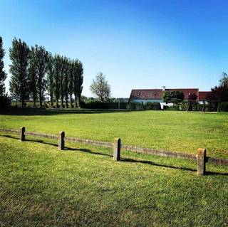 Kan naar EPC C na plaatsing monoblock. <br /><br />Deze gezellige visserswoning ligt in het rustige; autovrije vakantiedomein 't Veld 2 in Westende. <br /><br />De benedenverdieping werd volledig gerenoveerd en bestaat uit: salon, keuken, eetruimte en badkamer. De badkamer heeft een regendouche, lavabo met onderkast, toilet, ingemaakte kast en raam. De keuken heeft een vaatwasser, gasvuur en combi-oven. Vanop het ruime terras heb je een prachtig zicht over de groene weide en de speeltuin. <br /><br />Boven vind je 2 slaapkamers. De kinderkamer telt momenteel een stapelbed en twee enkele bedden, een open kast en een ingemaakte kast die op slot kan. De andere slaapkamer heeft een tweepersoonsbed en onder de schuine wand vind je op maat gemaakte ingebouwde kasten. Op de overloop staat de waterboiler en vind je extra bergruimte. <br /><br />Vanop het terras kan je ook het berghok bereiken en het huisje heeft een eigen staanplaats op de parking. <br /><br />Op het domein is ook een mooie vijver met grasweide en bankjes rondom en een aangelegd strandje voor de kindjes. Het is omheind voor de veiligheid.<br /><br />Op slechts 1,8 km van de zee vind je hier een oase van rust, open groene ruimtes, aangelegde en onderhouden tuinen en een leuke vijver. <br /><br />Ben jij op zoek naar een superleuke, lichte, zonnige vakantiewoning aan zee? <br />Neem dan contact op. Wij brachten hier 17 fantastische jaren door.<br /><br />Tot aan het einde van de Paasvakantie staat het "uit de hand te koop". Is het dan nog niet verkocht, dan neemt een reeds gekozen immokantoor dit over. Vraagprijs is 169,500 euro, nu nog licht bespreekbaar, net als wel of niet gemeubeld aankopen. <br /><br />De kost om het huis naar EPC C te brengen bedraagt, volgens offerte, 3800 euro. Dit kan nog door ons gebeuren of u kan nog 5 jaar wachten alvorens u zelf deze aanpassing doet. <br /><br /><br />