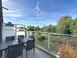 Appartement sur le quai d'Ypres avec une vue magnifique. Il dispose de 2 terrasses, de 2 chambres et d'un parking souterrain. <br /><br />L'appartement se compose de :<br /><br />Étage +1 : <br />- Entrée avec toilettes séparées <br />- Salon lumineux avec cuisine ouverte avec réfrigérateur, four, cuisinière, hotte, évier, lave-vaisselle et placards intégrés <br />- 2 chambres <br />- Salle de bain avec douche à l'italienne, double vasque avec placards et raccordement pour la machine à laver - rangements <br />- Double terrasse<br /><br />Étage -1 : parking souterrain et rangement au sous-sol. <br /><br />=> Gratuit à partir du 1er juin 2024. <br />=> Appartement économe en énergie.