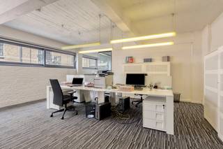Het kantoor te koop in Antwerpen beschikt over een ruime open werkruimte met functionele eilandopstelling, ideaal voor een moderne en dynamische werkomgeving. Daarnaast is er een afzonderlijk bureau, dat volledig is afgezonderd van de open werkplekken en daardoor perfect geschikt is voor een directie-, privé- of concentratieruimte.<br /><br />Verder beschikt het kantoor over een aparte vergaderruimte, ideaal voor overleg met collega's, klanten of partners. De aanwezige keuken zorgt voor het nodige comfort tijdens de werkdag.<br /><br />Een belangrijke extra troef is de ruime kelder, die bijzonder geschikt is als opslagruimte voor archief, materiaal of andere kantoorbenodigdheden.<br /><br />Troeven. <br /> - Gelegen in het centrum van Antwerpen <br />- Rustige ligging in het Hessenstraatje<br />- Ruime kelder met veel opslagmogelijkheden <br />- Ideale combinatie van centrale ligging, ruimte en rust <br /><br />Een veelzijdig kantoor met een praktische indeling en een uitstekende ligging voor wie centraal in Antwerpen wil werken zonder in te boeten aan rust en comfort.<br /><br />Dit kantoor te koop wordt aangeboden voor een prijs van 299.000 euro. <br />Bent u geïnteresseerd in een appartement of woning te koop in Antwerpen? Aarzel dan niet om ons te contacteren. <br />Had u graag uw eigen eigendom te koop aangeboden contacteer ons dan voor een vrijblijvende schatting, telefonisch op het nummer 03/206.76.76 of per mail naar antwerpen@dewaele.com. <br /><br />Ook voor alle andere vragen omtrent vastgoed kan u steeds bij ons kantoor te Antwerpen terecht!<br /><br />Bestuursmaatregelen in het maatregelenregister: nee