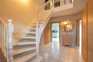U zoekt een instapklare villa in perfecte staat van onderhoud ?Dan is dit pand wel een bezoek waard.Zeer degelijke en stevige constructie van 1993 met een bewoonbare oppervlakte van 220m² op een grond van 9 are.Aan de voorkant bevinden zich 3 staanplaatsen op de oprit en de dubbele garage.Via de inkomdeur komt u terecht in de inkomhal met vestiaire en toilet. Er is oook nog een bureel, de leefruimte met dubbele open haard, de eetplaats en de ruime leefkeuken met zeer praktisch bijkeuken.Via de living (en de keuken) kunt u terecht op het terras en de mooie onderhoudsvriendelijke tuin met een grote tuinhuis (in steen).Op de eerste verdieping vindt u 3 slaapkamers (waaronder 1 met dressing), een toilet en een badkamer.U merkt het, een investering zonder kosten.