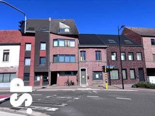 Het appartement heeft de volgende indeling: Men komt binnen in de inkomhal vanwaar men ook naar het aparte toilet, de wasplaats (tegels, aansluiting wasmachine) en de ingerichte douchekamer (tegels, lavabomeubel, douche) kan. Voorts is er een living met open ingerichte keuken voorzien (tegels, kasten, koelkast, combi-oven, dampkap, inductievuur, spoelbak). De woonkamer heeft een ingebouwde vestiairekast en is voorzien van een zetel en een ronde eettafel met 4 stoelen. <br /><br />Vanuit de woonkamer vertrekt er een trap naar de mezzanine waar zich een slaapkamer bevindt (tegels, 8m²) die voorzien is van ingemaakte kasten. Op de mezzanine is nog een 2de afsluitbare ruimte voorzien die gebruikt kan worden als dressing of bureel. <br /><br />Achteraan het appartement is een ruim terras aanwezig (tegels; 19m²). <br /><br />- EPC: 171 kWh/m² (B)<br />- CV = Aircosysteem (warmen/koelen)<br />- Geen huisdieren toegelaten! <br />- Geschikt voor bewoning van maximum 2 personen! <br /><br />Voor bijkomende inlichtingen of een bezoek ter plaatse kan u steeds vrijblijvend contact opnemen met Immo S|P op het nummer 014/59.10.20. of via info@immosp.be.