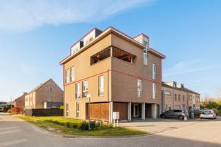 Duplex appartement verdeeld over verdieping 2 en 3 met een bewoonbare oppervlakte +/- 183 m² met 5 slaapkamers, 2 badkamers, overdekt...