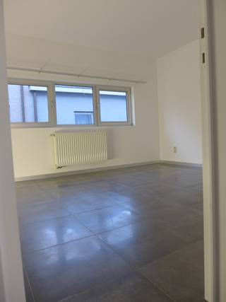 TE HUUR - Centrum Lennik - Modern appartement in het centrum van Sint-Kwintens-Lennik met 1 slaapkamer, ruime woonkamer met open keuken, badkamer met douche, toilet en wasbak met badkamermeubel. Zonneterras. Gelegen op de 1ste verdieping, zowel een buitentrap als lift. Op wandelafstand van het openbaar vervoer (bushaltes), de lokale winkels en horeca. Huurprijs: 825euro/maand + 75euro/maand/kosten (gemeenschap + lift). Beschikbaar per 1 april 2026. Interesse? Vraag uw bezoek aan via info@dehenauvastgoed.be of op 0473 36 48 23. 