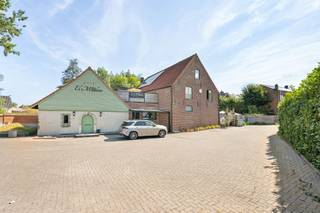 <p>Karaktervol horecapand met authentieke molenelementen, woonst en uitbreidingsmogelijkheden</p><p>Op een uitstekende locatie nabij het centrum van Zottegem bevindt zich dit unieke horecapand, gevestigd in een voormalige molen. Het pand werd in 2025 smaakvol gerenoveerd en is onmiddellijk klaar voor een nieuwe uitbating.</p><p>De horecazaak beschikt over een gezellige verbruiksruimte met plaats voor meer dan 40 gasten, een polyvalente zaal voor ongeveer 50 personen en een ruim, zonnig terras. De volledig uitgeruste professionele keuken en de vernieuwde, conforme elektrische installatie zorgen ervoor dat u zonder bijkomende investeringen van start kunt gaan. Een extra commerciële troef is dat de uitbating volledig vrij van brouwer is, waardoor u als ondernemer alle vrijheid geniet om uw eigen concept en assortiment uit te bouwen.</p><p>De authentieke molenelementen geven dit pand een uitzonderlijk karakter. Via een glazen vloerplaat krijgt u een unieke inkijk op de oude molen, wat zorgt voor een sfeervolle en verrassende beleving.</p><p>Ook naar de toekomst toe biedt dit eigendom heel wat mogelijkheden. Er is potentieel om een aparte loft te creëren, het bijgebouw een nieuwe functie te geven en de ondergrondse verdieping met de authentieke molenstenen verder in te richten als uitbreiding van de horecazaak.</p><p>Naast het handelsgedeelte beschikt het pand over een verzorgd en comfortabel privégedeelte waar het aangenaam wonen is. De woning omvat een mooie, volledig uitgeruste keuken, een ruime en lichtrijke leefruimte, prachtige badkamer, bureau, wasplaats, twee ingerichte slaapkamers en biedt bovendien de mogelijkheid om extra slaapkamers te creëren. De gezellige buitenruimte vormt de ideale plek om na een drukke werkdag in alle rust te ontspannen.</p><p>Kortom, een uitzonderlijk eigendom waar wonen en ondernemen perfect samengaan. Ideaal voor wie onmiddellijk wil starten met een café, bistro of restaurant, maar ook tal van mogelijkheden biedt voor een eigen horecaconcept.</p><p>Een pand met karakter, geschiedenis en toekomstpotentieel dat u absoluut moet ontdekken.</p><p>Contacteer Femke via femke@immobeguin.be voor meer informatie of een bezoek.</p>