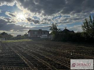 Goed gelegen bouwgrond voor open bebouwing!Totale oppervlakte 572m².Plan en stedenbouwkundige voorschriften te verkrijgen via kantoor op...