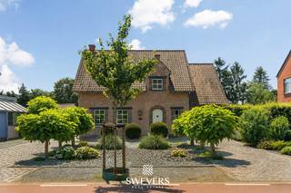 Voor meer info en foto’s, surf naar www.swevers.be – Deze instapklare open bebouwing op de Hasseltsesteenweg in Beringen biedt 193 m² bewoonbare oppervlakte op een royaal perceel van 1.026 m². De woning werd gebouwd in 1983, is goed onderhouden en combineert ruime leefruimtes met een praktische indeling en veel natuurlijk licht.<br />Op het gelijkvloers vindt u een inkomhal, een lichtrijke woonkamer met eetkamer, een centraal gelegen keuken, een apart gastentoilet, een inpandige garage van 24 m² en een extra berging. De kelder van 40 m² biedt bijkomende ruimte voor stockage, technieken of hobbygebruik. De eerste verdieping telt drie ruime slaapkamers van 17,43 m², 22,60 m² en 11,34 m², plus een centraal gelegen badkamer. De zolderruimte van 25,75 m² biedt extra mogelijkheden als vierde slaapkamer, bureau, hobbyruimte of opslagplaats. Buiten geniet u van een zonnig zuidwestelijk georiënteerd perceel met veel privacy en ruimte voor ontspanning, spelende kinderen of gezellige avonden met familie en vrienden. Dankzij de open bebouwing ervaart u rondom de woning een aangenaam gevoel van vrijheid. De ligging is bijzonder praktisch: winkels, scholen, openbaar vervoer, ontspanning en restaurants bevinden zich in de nabije omgeving. Ook de snelweg ligt op slechts 2,8 km, wat zorgt voor een vlotte verbinding richting omliggende steden en gemeenten. Een ruime, comfortabele gezinswoning met vier slaapkamers, veel opbergruimte en mooi toekomstpotentieel. Voor meer informatie, bel 011 255 155. Bron bewoonbare oppervlakte: EPC – verslag.