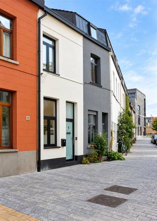 <p><span>De Kattenbleekstraat combineert een centrale ligging  met stilte in een doodlopende straat. Het wit/zwart thema is doorgetrokken in de hele woning: van de witte sierpleister en zwarte ramen van de voorgevel tot de witte muren en zwarte accenten binnen in huis. Dat dit een kwaliteitsvolle renovatie (2025) is geweest, kan u zien aan de gebruikte materialen: aluminium met driedubbel glas, 2 aparte hangtoiletten, LED-plafondspots, 2 airco-units met warmtepomptechnologie, etc.  Op het gelijkvloers leiden de open structuur en hoge plafonds tot een gezellige sfeer. De open keuken met lichtkoepel, omvat een kookplaat, microgolfoven, vaatwasser en koelkast. De verdiepingstrappen met hun houten treden op een metalen structuur, accentueren verder het open aspect op beide verdiepingen, waar telkens één slaapkamervertrek (waterbestendige PVC-vloeren) is ondergebracht. In de goed geventileerde badkamer is plaats genoeg voor een douchecel (regenfunctie) met glazen wand en een lavabomeubel met spiegelkast. Qua bergruimte spotten we een gelijkvloerse berging en een technische berging (2</span><span><sup>e</sup></span><span> verd.), met daarin de elektrische boiler. Ook de elektriciteit, de technieken en de riolering werden vervangen. De haast perfecte officiële Mobiscore van 9,6 op 10, bewijst dat u hier desgewenst perfect kan wonen zonder auto. De Kattenbleekstraat heette vroeger “Kattenstrate”, maar draagt al sinds de 14</span><span><sup>e</sup></span><span> eeuw de huidige naam. Waarschijnlijk liet men er linnen drogen of bleken in de zon.</span></p>