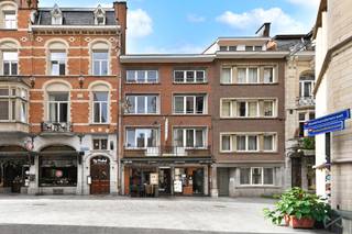 <p>In de iconische Muntstraat, zonder twijfel de meest sfeervolle horecastraat van het historische centrum van Leuven, bieden wij een uitzonderlijk opbrengsteigendom aan. Deze absolute toplocatie geniet van een permanente passage van bewoners, studenten, toeristen en bezoekers, omringd door de beste restaurants en gezellige terrassen die de stad te bieden heeft.<br /><br />Het gebouw omvat een ruime commerciële gelijkvloerse handelsruimte, momenteel verhuurd aan een restaurant, en zeven volledig verhuurde appartementen op de bovenliggende verdiepingen. Hierdoor geniet u onmiddellijk van een stabiele en aantrekkelijke huuropbrengst. De appartementen genereren samen een jaarlijkse huurinkomst van €71.000, terwijl de commerciële ruimte een jaarlijkse huur van €53.000 oplevert. De totale jaarlijkse huuropbrengst bedraagt daarmee €130.000.<br /><br />Het volledige gebouw werd in 2022 grondig gerenoveerd, waardoor het zich vandaag in uitstekende staat bevindt en een zorgeloze investering vormt voor de komende jaren.<br /><br />Dankzij de combinatie van een absolute A-locatie, een volledig verhuurd gebouw, een sterke huurdersmix en een recente totaalrenovatie is dit een zeldzame investeringsopportuniteit in het centrum van Leuven. Een ideaal pand voor investeerders die op zoek zijn naar een kwalitatief, toekomstgericht vastgoed met een onmiddellijk en stabiel rendement.<br /><br />Contacteer ons voor meer info of een volledig investeringsdossier.</p>