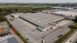 Logistiek magazijn van 18.702 m², gecombineerd met 1.927 m² instapklare kantoren, te huur.Het gebouw is strategisch gelegen op het kruispunt van...