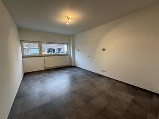 Instapklare stadswoning met 2 slaapkamers, garage en terrassen. ALGEMEEN * Verwarming op aardgas. * Aluminium ramen met dubbele beglazing. *...