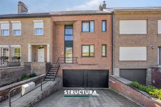 Op zoek naar een interessante investering met onmiddellijk rendement? Dit kleinschalig appartementsgebouw bestaande uit twee appartementen is gelegen in een rustige, doodlopende straat, op wandelafstand van het centrum en met een vlotte verbinding naar belangrijke invalswegen. Beide entiteiten zijn momenteel verhuurd, wat zorgt voor een stabiele en directe huuropbrengst. Dankzij de praktische indeling, mooie oppervlaktes en gunstige ligging vormt dit pand een solide investering met toekomstpotentieel.INDELINGHet gebouw omvat twee afzonderlijke appartementen.Appartement 1 (ca. 109 m²) beschikt over een inkomhal met gastentoilet, een ruime en lichtrijke leefruimte, een aparte keuken en een berging. Vanuit de leefruimte is er toegang tot een terras en de mooie Zuidwest georiënteerde tuin. Op het gelijkvloers bevinden zich twee volwaardige slaapkamers en een badkamer.Appartement 2 (ca. 91 m²) omvat eveneens een inkomhal, een gezellige leefruimte, een keuken en een terras. De bovenliggende verdieping bestaat uit twee slaapkamers en een badkamer.Verder beschikt het gebouw over 2 garages op het gelijkvloers.KARAKTERISTIEKEN- Kleinschalig gebouw met 2 appartementen- Momenteel volledig verhuurd- Bus 1: €775/maand – €892,22/maand geïndexeerd (verhuurd sinds 2017)- Bus 2: €680/maand – €847,46/maand geïndexeerd (verhuurd sinds 2012)- Totale huuropbrengst: €1.455/maand - €1.739,68/maand geïndexeerd- Perceeloppervlakte: 2a 46ca- EPC:- bus 1: 270 kWh/(m²jaar) - C- bus 2: 430 kWh/(m²jaar) - E - aldus renovatieplicht binnen 6 jaar- Terrassen aanwezig bij beide appartementen- Geen lift (beperkte gemeenschappelijke kosten)- Rustige ligging in doodlopende straat- Nabij centrum, winkels en belangrijke invalswegen- Bestuursmaatregelen in het maatregelenregister: neeDeze opbrengsteigendom combineert een rustige ligging met een stabiel huurrendement en degelijke woonoppervlaktes. Ideaal voor investeerders die op zoek zijn naar een zorgeloze investering met onmiddellijk rendement en verdere optimalisatiemogelijkheden op lange termijn. Contacteer ons vandaag nog voor meer informatie of een bezoek ter plaatse via 02 460 80 46 of info@structura.be