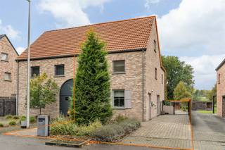 Knappe, energiezuinige HOB in pastorijstijl gelegen in een doodlopende straat op een perceel van 4a22ca te Beverlo. Belangrijkste troeven:- Centrale...