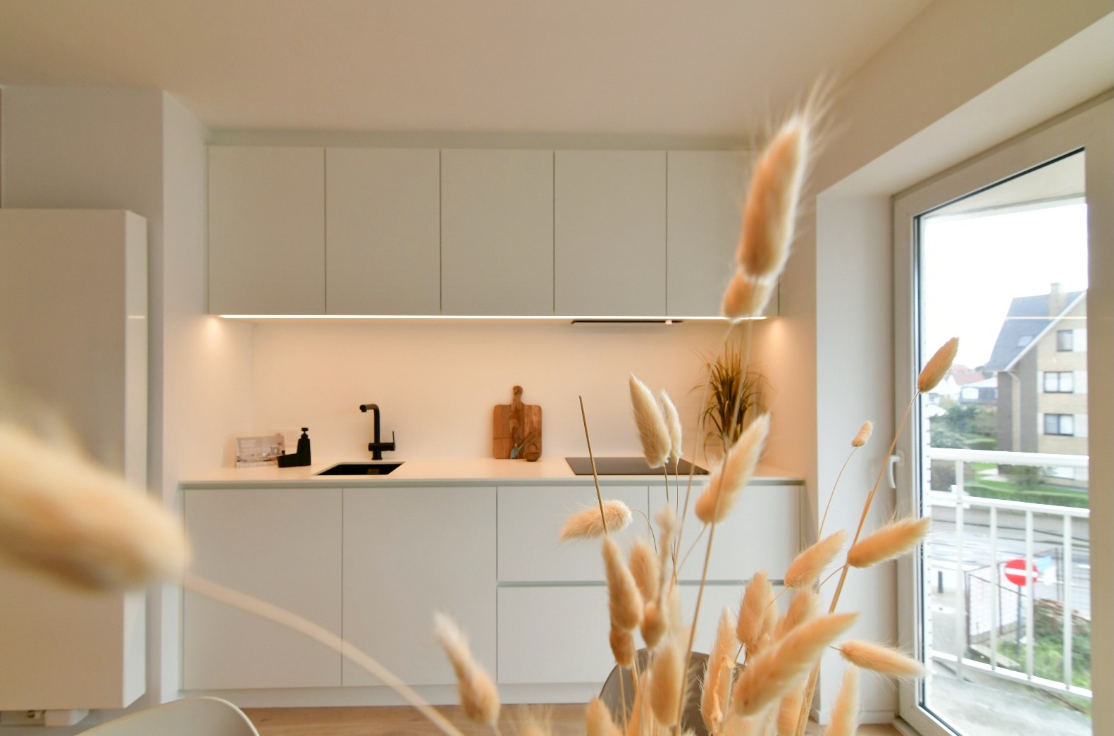 COMPLÈTEMENT RÉNOVÉ, APPARTEMENT LUMINEUX DE DEUX CHAMBRES (ORIENTÉ SUD-OUEST) À 75 MÈTRES DE LA PLAGE DE LA PANNE - INCLUANT UNE GRANDE CAVE PRIVATIVE - photo 4