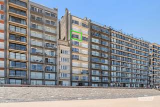 Op een uitzonderlijke ligging aan de Zeedijk van Blankenberge, vlak bij het Oosterstaketsel en de jachthaven, bevindt zich dit volledig gerenoveerde tweeslaapkamerappartement. Dankzij de moderne afwerking, het gunstige EPC en de prachtige verzichten is dit een ideale woonst voor wie op zoek is naar een unieke woonervaring aan zee.<br /><br />Dit stijlvolle appartement van 73 m² werd met oog voor kwaliteit vernieuwd en is volledig instapklaar. De lichtrijke leefruimte sluit aan op het terras, waar u dagelijks geniet van een overweldigend uitzicht op de kustlijn. De strakke, moderne afwerking zorgt voor een exclusieve uitstraling. Verder beschikt het appartement over een volledig uitgeruste keuken, twee volwaardige slaapkamers, een apart gastentoilet en een verzorgde badkamer. De topligging op de Zeedijk van Blankenberge, op wandelafstand van het Oosterstaketsel, winkels, horecazaken en de jachthaven, maakt dit een bijzonder interessante opportuniteit, zowel als vaste woonst, tweede verblijf of investering.<br /><br />Ook op technisch vlak scoort dit appartement uitstekend. Met een gunstig EPC-label C en individuele centrale verwarming op aardgas geniet u van een energiezuinige en comfortabele woonomgeving. Bovendien beschikt het appartement over een privatieve kelderberging in het gebouw, ideaal als extra opslagruimte.<br /><br />Benieuwd naar dit appartement te koop in Blankenberge? Neem vandaag nog contact op met Immo Francois en plan een bezoek. <br /><br />Denkt u eraan om uw woning in Blankenberge te verkopen? Neem vrijblijvend contact op met Iben van Immo Francois in Blankenberge voor een gratis schatting via iben@immofrancois.be.<br /><br />