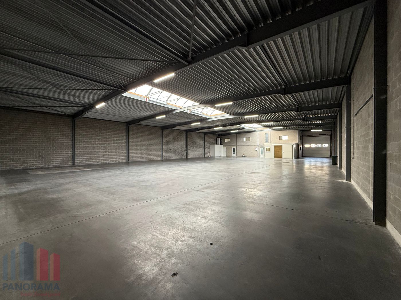 Ruim magazijn van 840 m² met kantoorruimte in Kruisem - foto 3