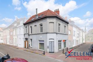 <p><span>Deze op te frissen opbrengsteigendom in Ledeberg (Gent) is een unieke kans voor investeerders en/of handige doe-het-zelvers. Deze hoekwoning omvat drie afzonderlijke woonentiteiten, met een aantrekkelijk netto rendement van 4%!</span></p><p><span>Het gelijkvloers appartement met 1 slaapkamer beschikt over een aparte ingang aan de straatzijde, ideaal voor wie privacy op prijs stelt.</span></p><p><span>De appartementen op de eerste en tweede verdieping, met beiden 2 slaapkamers, zijn bereikbaar via de gemeenschappelijke inkomhal.</span></p><p><span>Het pand ligt in een rustige woonomgeving op korte afstand van het historische stadscentrum van Gent. Dankzij de goede ontsluiting met openbaar vervoer en fietsverbindingen bent u in enkele minuten in het hart van de stad. In de nabije omgeving vindt u winkels, scholen, horeca en ontspanningsmogelijkheden. Ook de opritten naar de R4 en E40/E17 zijn vlot bereikbaar, wat deze locatie interessant maakt voor zowel studenten, jonge gezinnen en koppels.</span></p><p><span>Bovendien kan deze eigendom ook perfect gebruikt worden als kangoeroewoning of co-housingproject.</span></p><p><span>Neem vandaag nog contact op voor meer informatie of een bezichtiging aan deze goed gelegen opportuniteit via info@excellent-vastgoed.be of 09 380 09 74.</span></p>