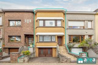 <p><span>Achter deze charmante gevel, in een kindvriendelijke buurt in het gegeerde Deurne-Zuid, schuilt een verrassend ruime gezinswoning, met ideale indeling voor een tweewoonst. Het betreft een te renoveren woning met een ruime garage op de sous-sol, een grote tuin en 3 à 4 slaapkamers, afhankelijk van het gebruik. Dankzij de opwaardering van de Arena-buurt biedt dit pand veel toekomstpotentieel, wat het extra aantrekkelijk maakt. Met drie mooie parken (waaronder Te Boelaerpark) in de buurt en alle voorzieningen op wandelafstand is de ligging een absolute troef.</span></p><p><span> </span></p><p><span>Ideaal voor wie graag de handen uit de mouwen steekt en de woning naar eigen smaak wil renoveren.</span></p><p><span> </span></p><p><span>Grootste troeven:</span></p><p><span>- ideale mogelijkheid voor tweewoonst (aparte ingangen via inkomhal mogelijk)</span></p><p><span>-Centrale locatie in gegeerde buurt!</span></p><p><span>-Ruime woning met veel potentieel</span></p><p><span>-Noordoost gerichte tuin (100m²)</span></p><p><span>-Parkeermogelijkheden (oprit + garage)</span></p><p><span> </span></p><p><span>Indeling:</span></p><p><span>-Sous-sol: Op te frissen: Ruime garage met bergruimte. De sous-sol is bereikbaar via de traphal en tevens met 2</span><span><sup>de</sup></span><span> trap vanuit het gelijkvloers: achteraan op de sous-sol bevinden zich twee slaapkamers/bureauruimte.</span></p><p><span>-GLVL: Op te frissen: de lichte living (32m²) voelt zeer ruim aan en gaat over in de geïnstalleerde keuken (10m²). De veranda (8m²) daarachter geeft toegang tot de gezellige en groene tuin (100m²). Via de hal is er toegang tot de badkamer (3m²) en apart toilet,  en tot een slaapkamer (16m²) achteraan.</span></p><p><span>-V1: reeds volledig gestript! Op deze verdieping bevindt zich langs de voorzijde een ruime kamer of tweede living van 32m² met aansluitend een potentiële 2de keuken (7m²). Achteraan treffen we de laatste slaapkamer (18m²), een apart toilet alsook het momenteel overdekte, maar potentiële terras (6m²).</span></p><p><span> </span></p><p><span>Voor meer informatie kan u terecht bij Area Partners: Info@area.be of 03/284.60.60</span></p><p><span> </span></p>