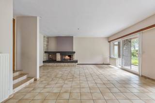 Ben je op zoek naar een ruime woning met karakter op een royaal perceel in een groene omgeving? Dan is deze open bebouwing met een perceel van 1886...